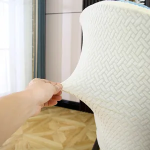 Gros plan sur la housse de chaise jacquard élastique, détail du tissu extensible texturé pour dos.