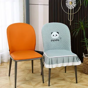 Housse de chaise de salle à manger incurvée avec broderie panda et jupe à volants.