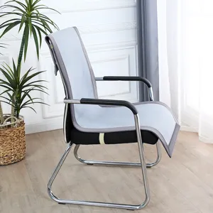 Détail du coussin de chaise de bureau rafraîchissant en tissu filet fin avec bordure grise.
