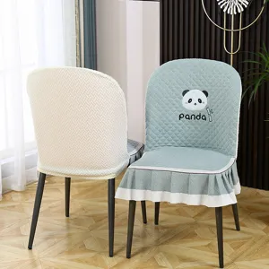 Housse de chaise de salle à manger incurvée matelassée avec broderie panda et design antidérapant.