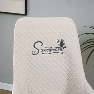 Dettaglio coprisedia trapuntato elasticizzato, tessuto beige morbido con ricamo sweethearts.