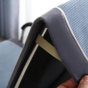 Gros plan détaillé de la housse de chaise de bureau en velours côtelé bleu avec sangle.