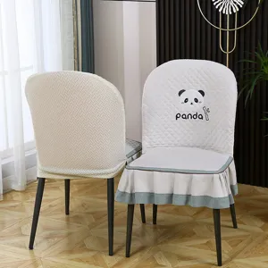 Housse de chaise de salle à manger incurvée beige avec broderie panda mignonne.