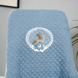 Fodera per sedia da pranzo trapuntata blu con elegante ricamo di cervo, elastica.