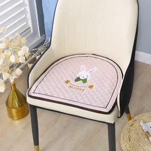 Coussin de chaise de salle à manger rose en forme de fer à cheval avec broderie de lapin.