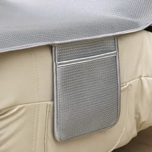 Gros plan sur le tapis de canapé en soie glacée grise avec poche latérale, housse respirante.