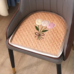 Vue détaillée du coussin de chaise de salle à manger en fer à cheval avec broderie.