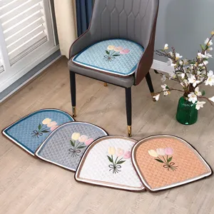 Détail de coussin de chaise de salle à manger, broderie tulipe, galette antidérapante matelassée.
