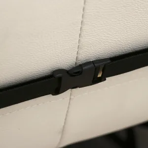 Gros plan sur la sangle de fixation et la boucle en plastique pour coussin de canapé anti-dérapant.