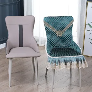 Housse de chaise élastique avec bordure en dentelle et matelassage pour cuisine et salle à manger.