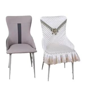 Housse de chaise de salle à manger élastique avec jupe en dentelle et dossier matelassé.