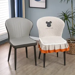 Housse de chaise de salle à manger matelassée avec bordure en dentelle et broderie.