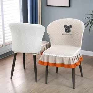 Housse de chaise de salle à manger matelassée avec broderie d'ours et bordure en dentelle.