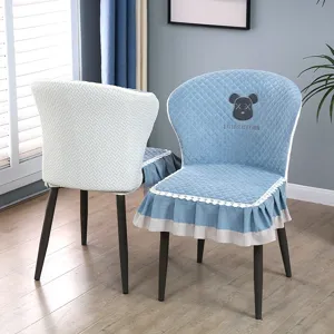 Housse de chaise de salle à manger matelassée avec dentelle et broderie d'ours mignon.