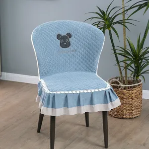 Housse de chaise matelassée bleue avec bordure en dentelle et broderie d'ours pour la maison.