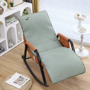 Coussin de chaise à bascule matelassé vert avec broderie de chien et grand confort.