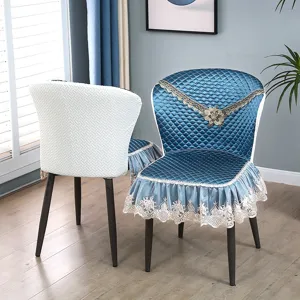 Housse de chaise en velours matelassé avec bordure en dentelle, antidérapante pour salle à manger.
