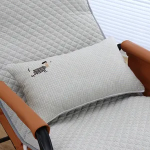 Vue détaillée du coussin de chaise à bascule à carreaux, tissu gris clair, broderie de chien.