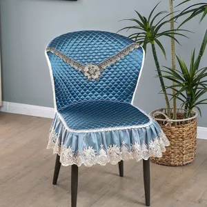 Vue detaillee de la housse de chaise de salle a manger bleue matelasse avec dentelle et broderie.