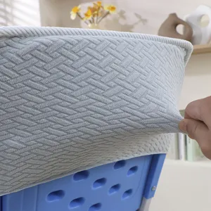 Vue de détail du coussin de housse de chaise d'étudiant texturé gris avec tissu élastique.