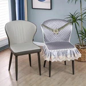 Housse de chaise de salle à manger matelassée de luxe avec bordure en dentelle et dossier.