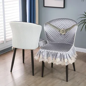 Housse de chaise de salle à manger matelassée avec bordure en dentelle élégante et antidérapante.