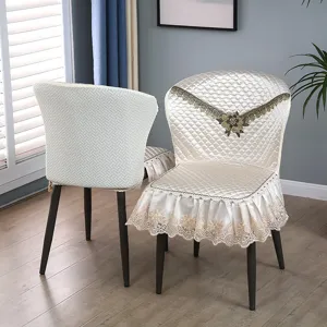 Housse de chaise de salle à manger matelassée élégante avec de superbes volants.