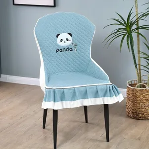 Blauwe gewatteerde eetkamerstoelovertrek met schattige panda-borduurwerk en volantrok voor thuis.
