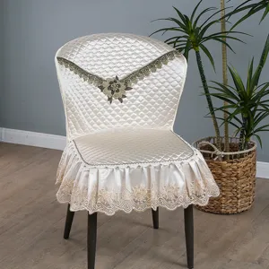 Housse de chaise de salle à manger matelassée avec broderie délicate, design de dossier.