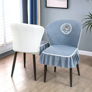 Housse de chaise de salle à manger matelassée avec volant en dentelle et broderie de cerf.