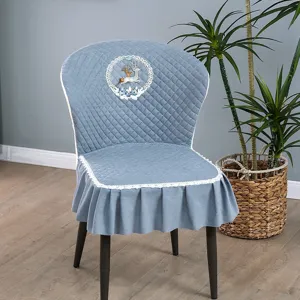 Housse de chaise de salle à manger matelassée bleue avec dentelle et motif de cerf.