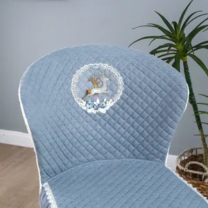 Housse de chaise de salle à manger matelassée bleue avec broderie de cerf élégante
