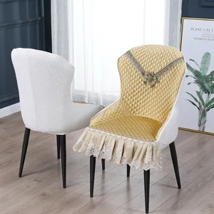 Luxe gewatteerde eetkamerstoel hoes met elegante kantrok en prachtig bloemdesign.