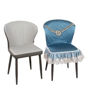Housse de chaise de salle à manger matelassée de luxe avec bordure en dentelle élégante.