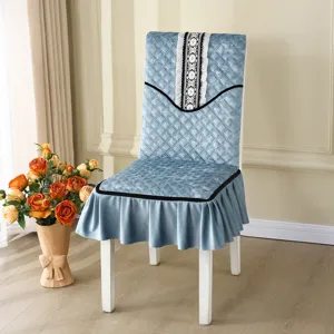 Gros plan sur la housse de chaise en velours matelassé bleu avec dentelle et jupe élégante.