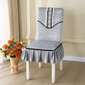Housse de chaise matelassée grise avec élégante bordure en dentelle et jupe à volants.