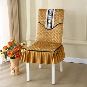 Housse de chaise marron doré matelassée avec bordure en dentelle élégante et jupe à volants.