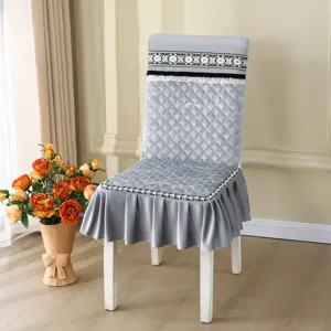 Housse de chaise matelassée en velours gris avec bordure en dentelle élégante pour salle.