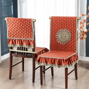 Fundas para sillas de comedor de terciopelo acolchado con encaje y bordado.