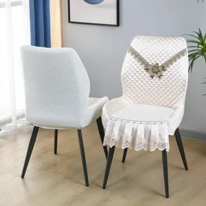 Vue de detail d'une housse de chaise de salle a manger luxueuse avec matelassage fin.