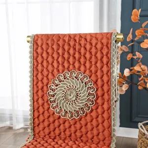 Fundas de silla de comedor acolchadas naranjas con ribete de encaje dorado y bordado floral.