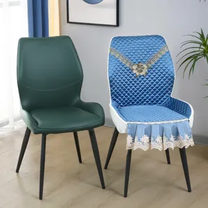 Vue détaillée de la housse de chaise matelassée de luxe avec bordure en dentelle et broderie.