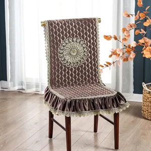 Fundas para silla de comedor acolchadas en marrón con ribete de encaje y mandala.