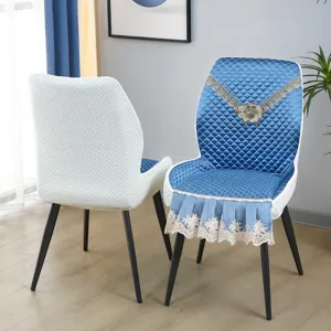 Vue détaillée de la housse de chaise nordique, satin matelassé et tissu avec belle dentelle