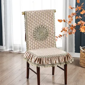 Vista detallada de la funda de silla acolchada con ribete de encaje y bordado.