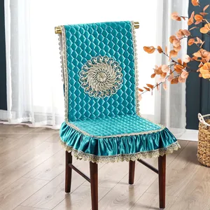Fundas para sillas de terciopelo verde azulado con ribete de encaje dorado y mandala bordado.