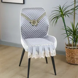 Housse de chaise de salle à manger matelassée grise avec élégante broderie dentelle dorée.