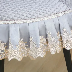 Housse de chaise matelassée grise avec broderie en dentelle, protecteur de siège.