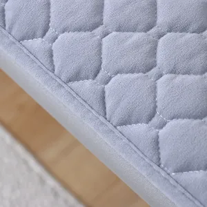 Graues gestepptes Stuhlkissen Detail Nahaufnahme mit weichem Stoff und sauberer Naht.