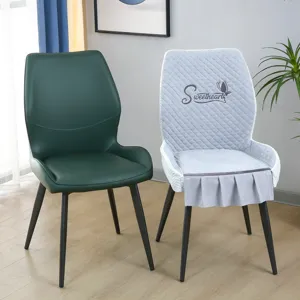 Chaise de salle à manger de luxe moderne et housse de chaise matelassée élégante.